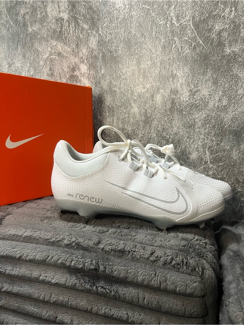 Nike Women’s White Softball Cleats - Lightweight Renew hyperdiamond